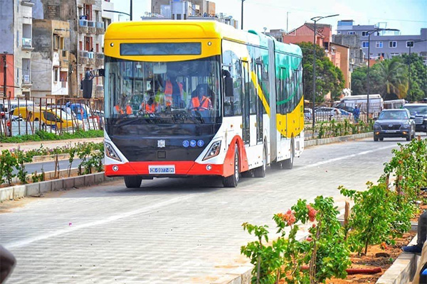 MACKY SALL INAUGURE LE BRT DEMAIN