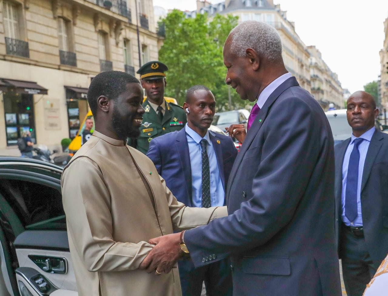 À PARIS, LE CHEF DE L’ÉTAT S’EST ENTRETENU AVEC L’ANCIEN PRÉSIDENT ABDOU DIOUF