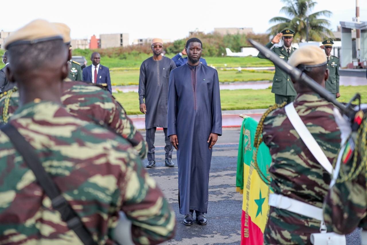 LE PRÉSIDENT BASSIROU DIOMAYE FAYE REMETTRA LE DRAPEAU NATIONAL AUX ATHLÈTES SÉNÉGALAIS À PARIS