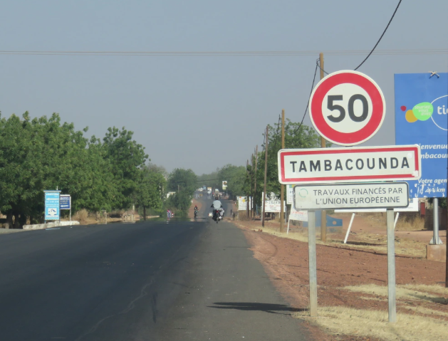 TAMBACOUNDA | UN CAMION-CITERNE SE RENVERSE AVEC FUITE D’ESSENCE SUR LA RN1