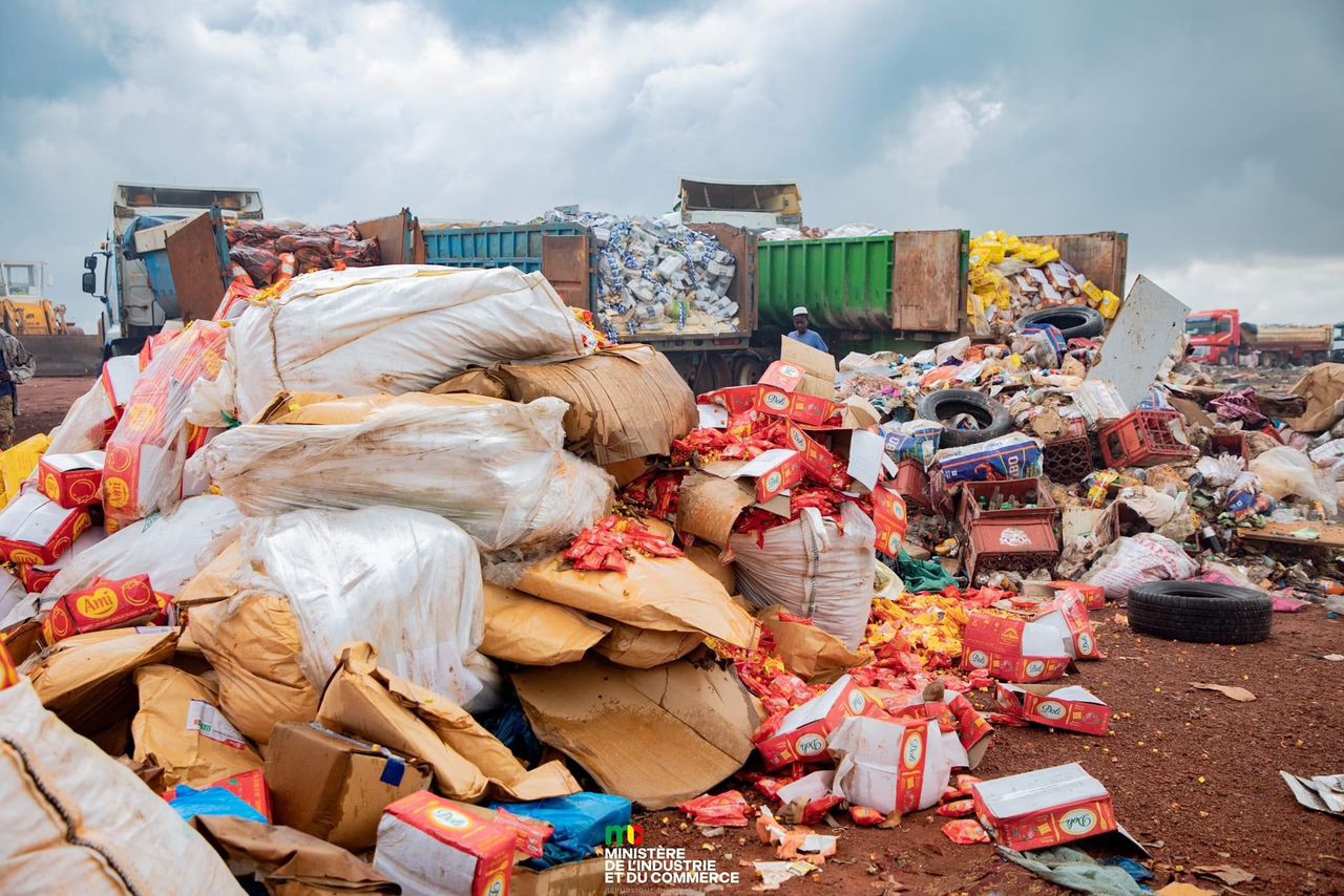 INCINÉRATION DE 701 TONNES DE PRODUITS IMPROPRES À LA CONSOMMATION | SERIGNE GUÈYE DIOP ANNONCE DES MESURES POUR PROTÉGER LES CONSOMMATEURS