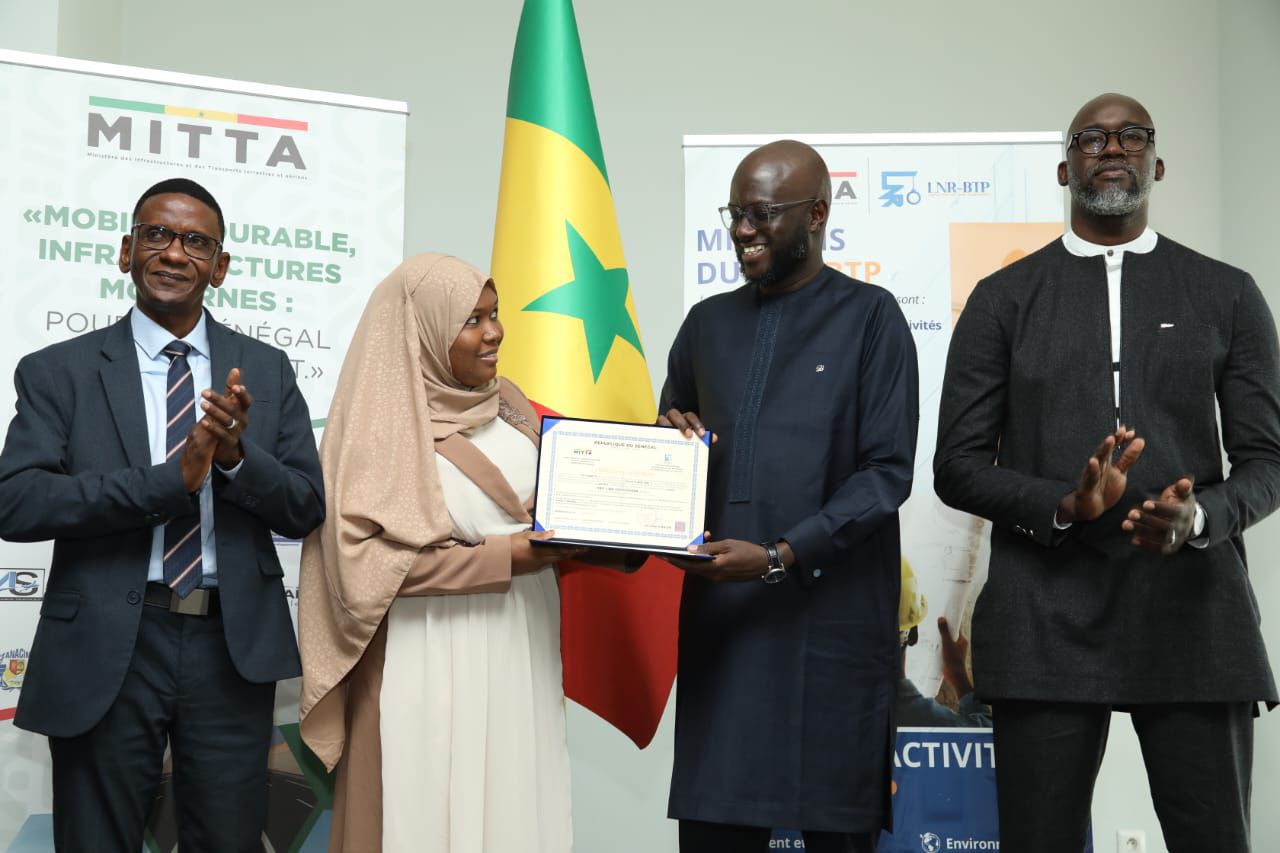 BTP | LE MINISTRE MALICK NDIAYE REMET DES CERTIFICATS D’AGRÉMENT À 17 LABORATOIRES