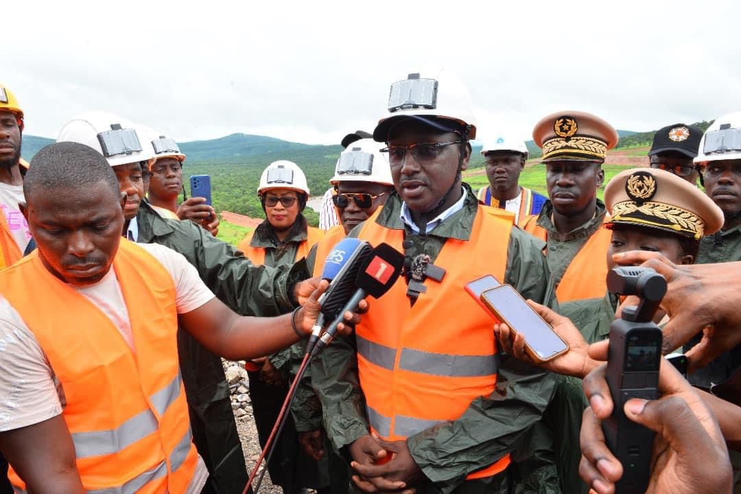 VISITE MINISTÉRIELLE AU BARRAGE DE SAMBANGALOU | CHEIKH TIDIANE DIÈYE ORDONNE UN AUDIT POUR RELANCER LES TRAVAUX