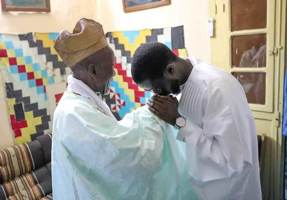 VISITE DU PRÉSIDENT BASSIROU DIOMAYE FAYE À MÉDINA BAYE | UN HOMMAGE À L’HÉRITAGE SPIRITUEL DE SHAYKH AL ISLAM EL HADJ IBRAHIMA NIASS