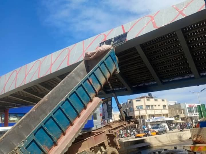 INCIDENT SUR LA PASSERELLE DE YOFF-TONGHOR : YANKHOBA DIÉMÉ APPELLE LES CONDUCTEURS ET USAGERS À FAIRE PREUVE DE RESPONSABILITÉ ET DE CIVISME