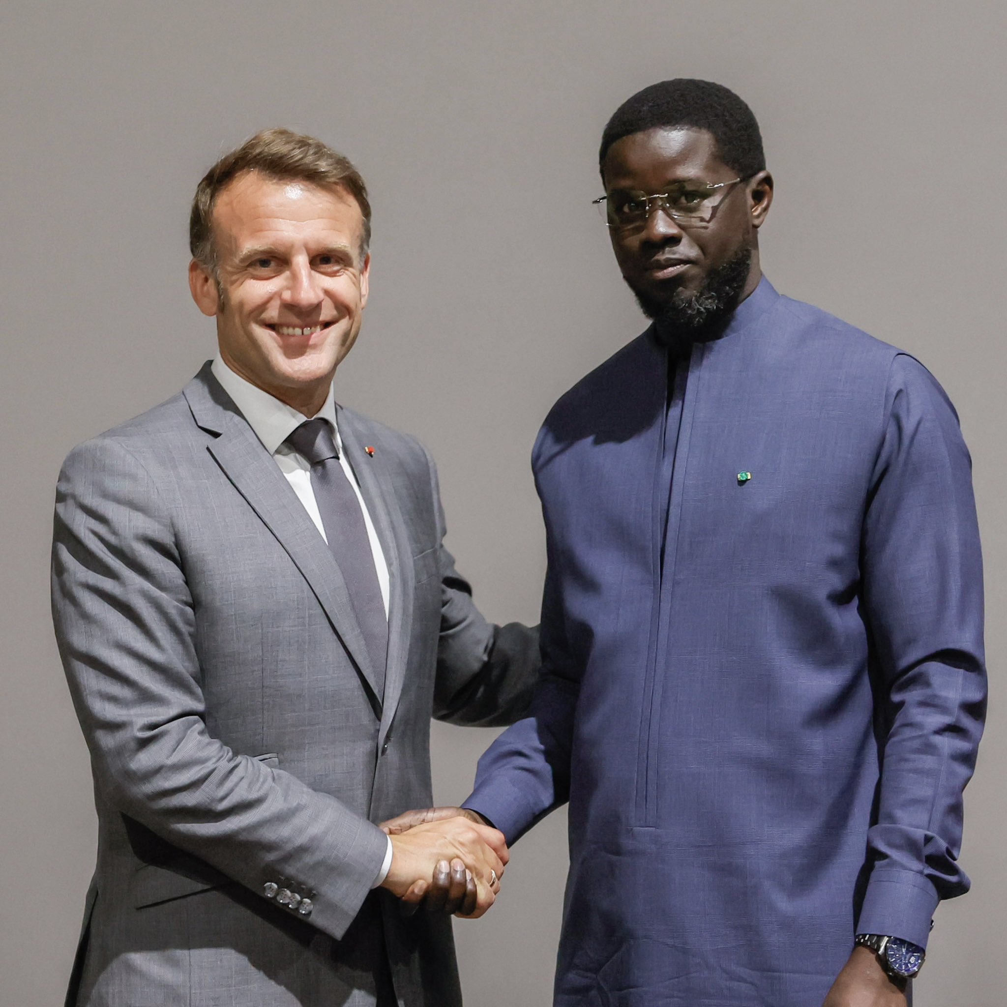 DIPLOMATIE BILATÉRALE : LE PRÉSIDENT BASSIROU DIOMAYE FAYE ÉCHANGE AVEC EMMANUEL MACRON À SÉVILLE